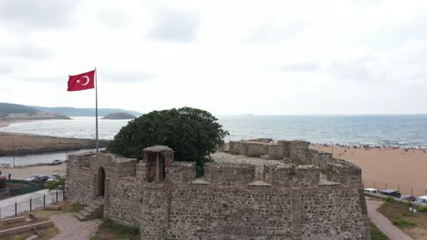 vista aérea del monumento histórico en riva en la costa del mar negro en el lado asiático de estambul, turquía