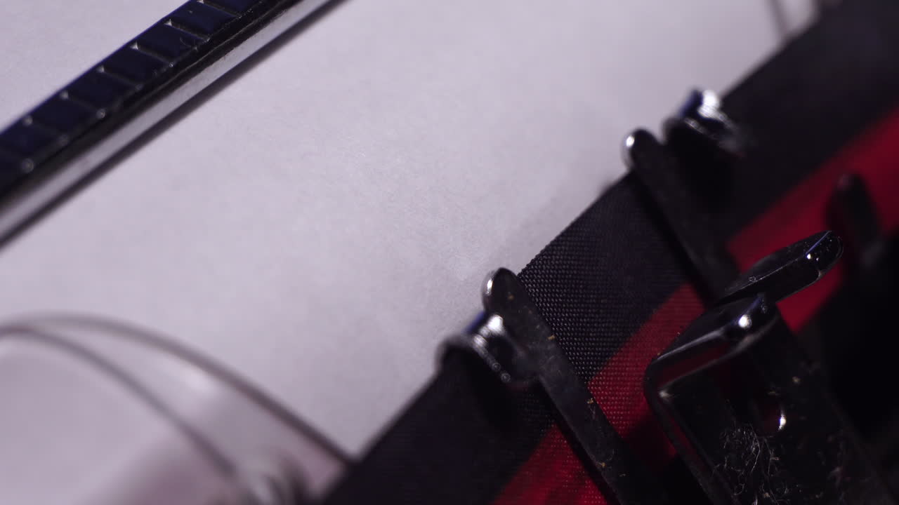 1921년, 빈티지 타자기에서  종이에 타이핑, 매크로 클로즈업