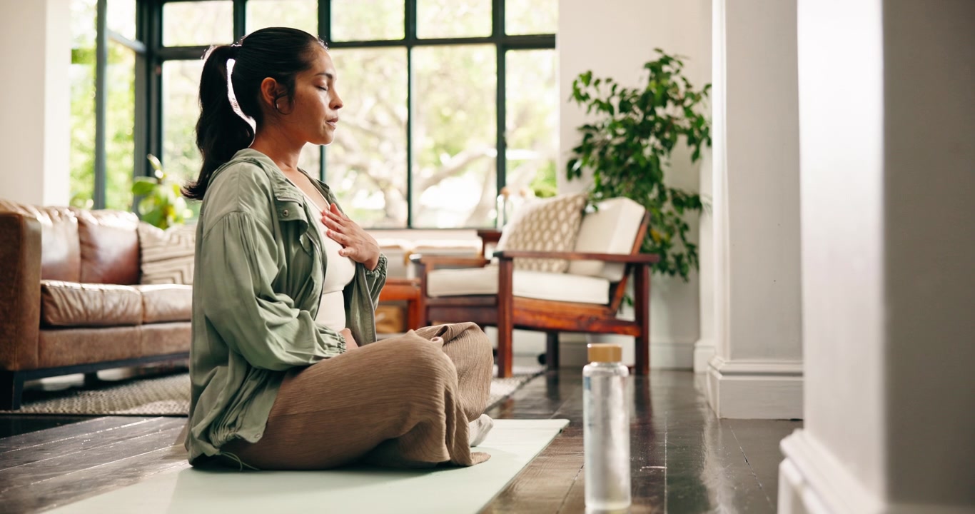 Donna che pratica la meditazione mindfulness a casa