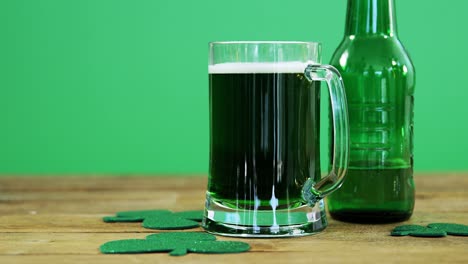 pinta verde y botella verde de cerveza en la mesa para san patricio