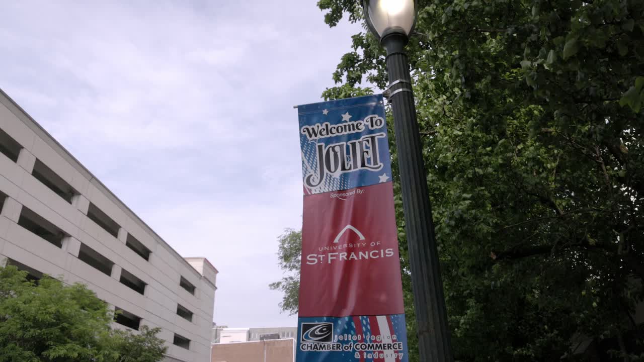 para dar la bienvenida a joliet banner en el poste en joliet, illinois con video gimbal caminando hacia adelante