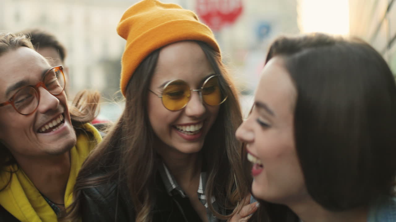 tampilan close-up dari gadis kaukasia muda berjalan di jalan