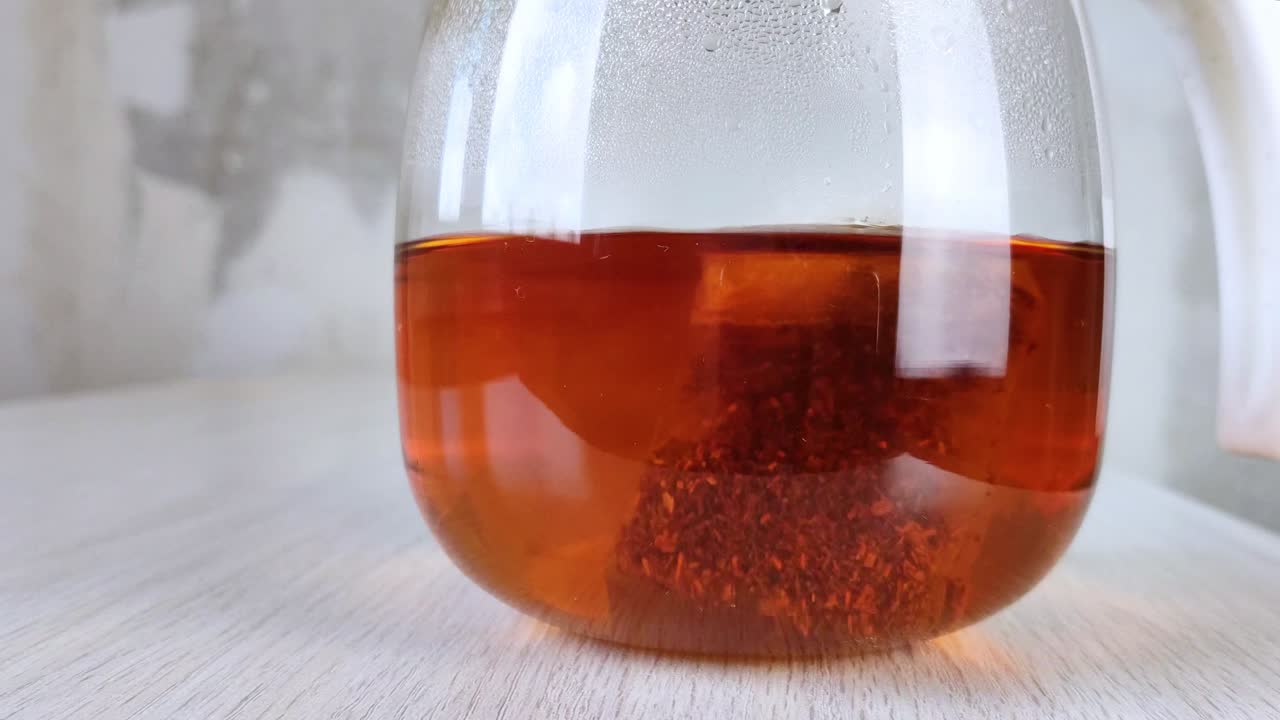 검은 차 한 봉투 는 유리 차 비 에 여 있다