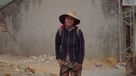 mujer anciana en un entorno rural