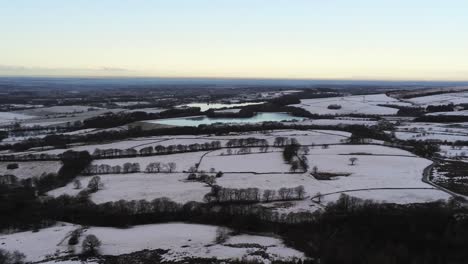 Invierno-Nevado-Patchwork-Lancashire-Tierras-Agrícolas-Campo-Rural-Paisaje-Pan-Derecha