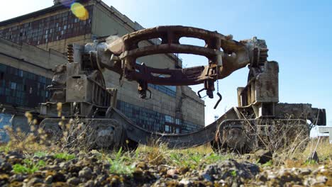 vista exterior de la fábrica de fusión de metalurgia pesada soviética abandonada liepajas metalurgs territorio, vehículo de transporte ferroviario cubierto de óxido, día soleado, amplio ángulo de tiro bajo