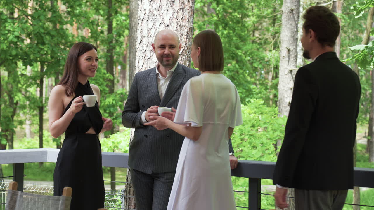 amigos en la terraza al aire libre