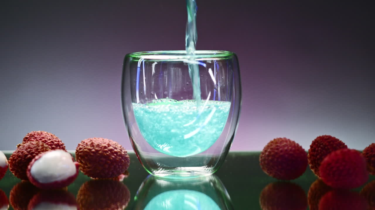 리치 주스가 유리잔에 어지고 있다