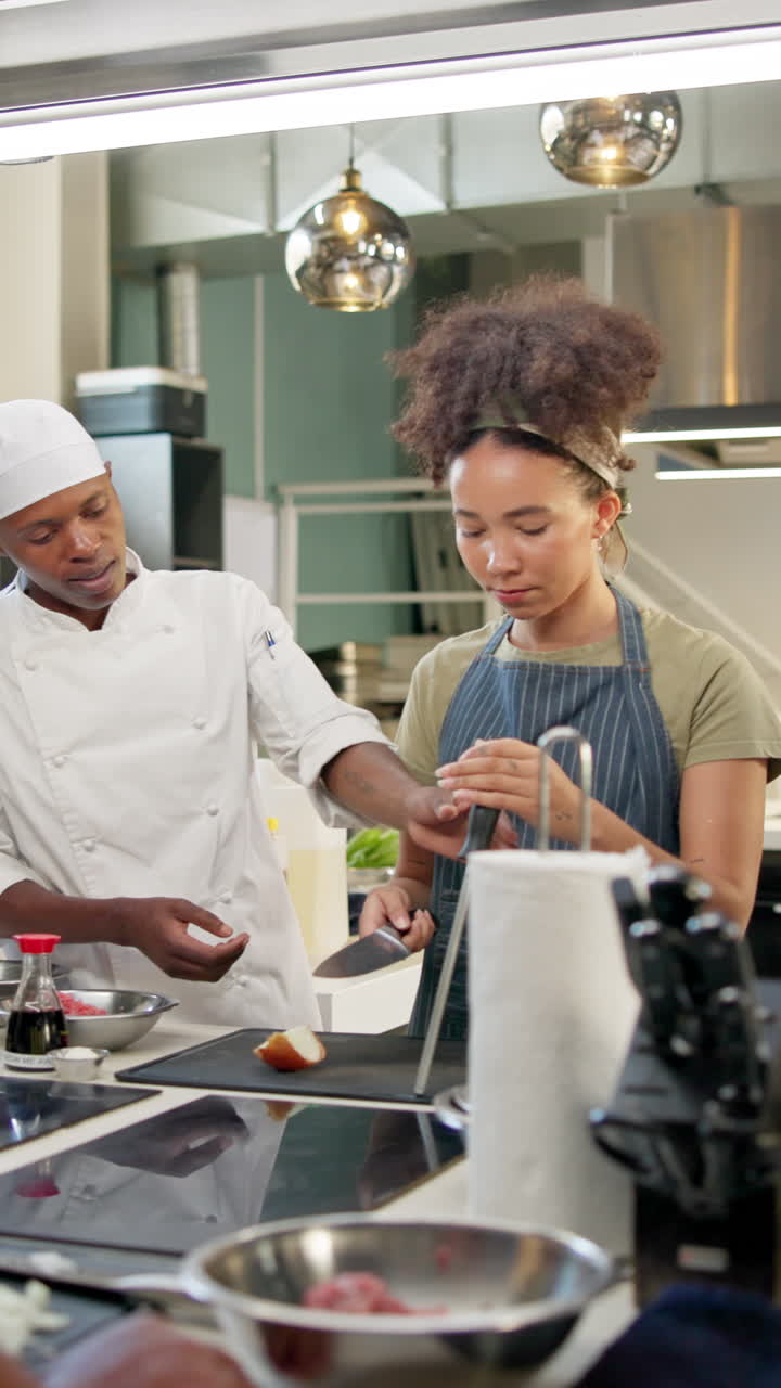 cocineros preparando comida en una cocina comercial
