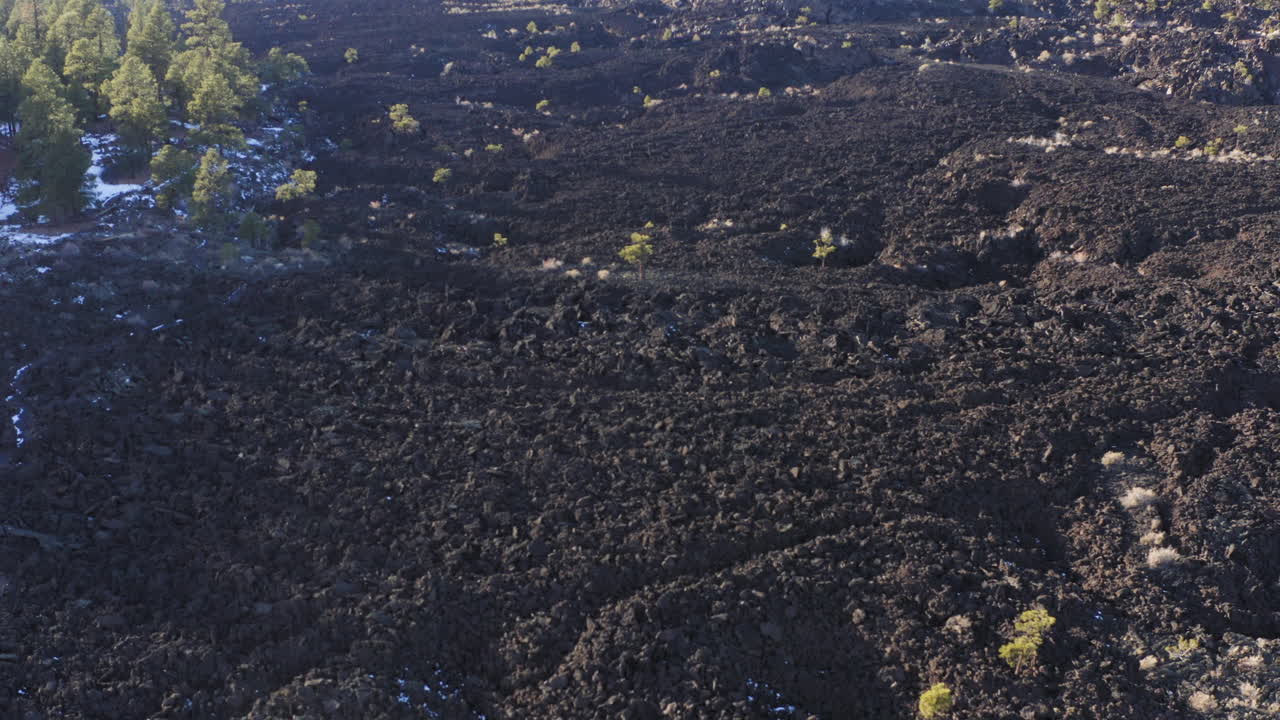Vecchio campo di lava arido e sterile presso il vulcano Sunset Crater