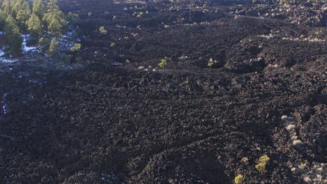 viejo campo de lava estéril seco en el volcán del cráter de la puesta del sol