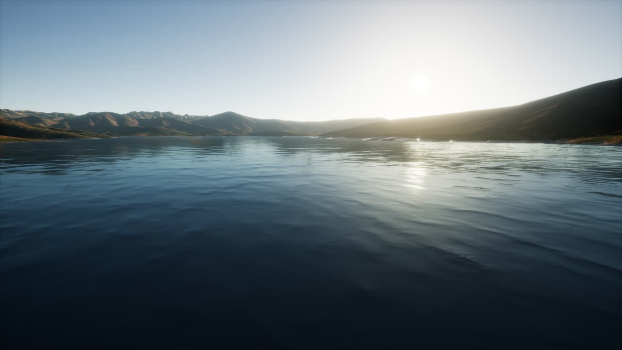 해가 지는 아름다운 평온한 호수