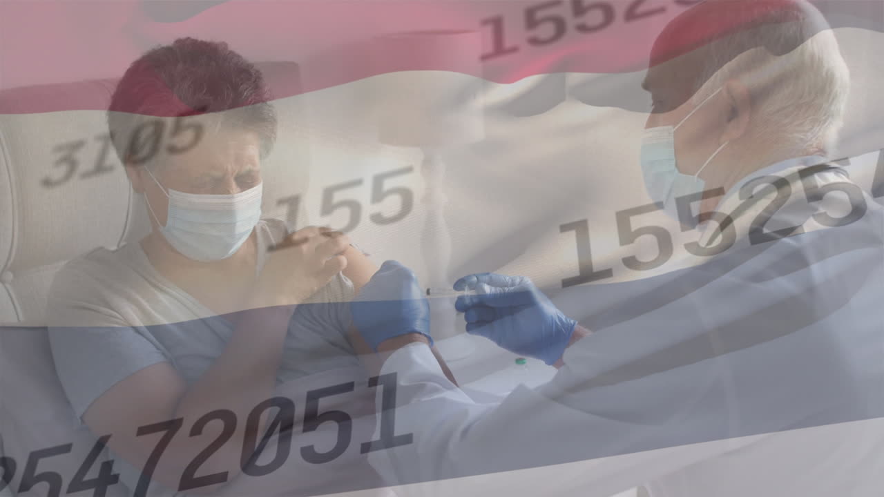 숫자와 네덜란드 발의 애니메이션이 다양한 남성 의사가 고령 여성에게 예방 접종을합니다.