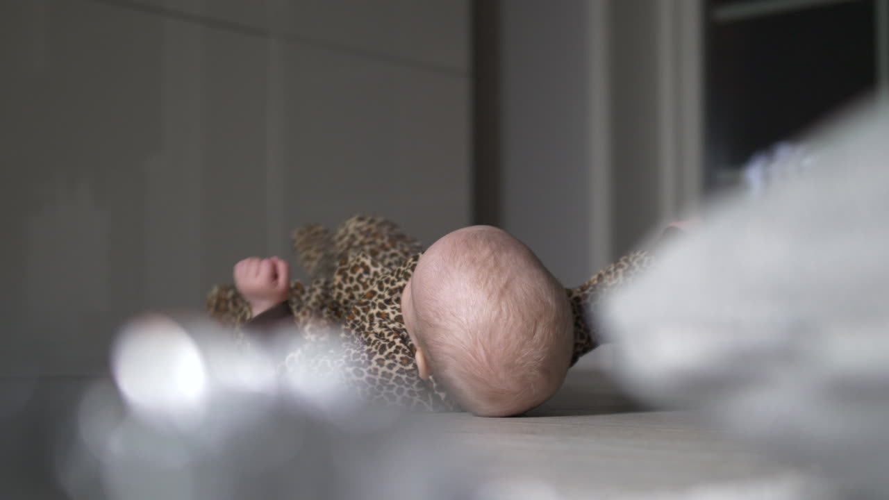 il bambino indifeso si gira sulla schiena e non riesce ad alzarsi