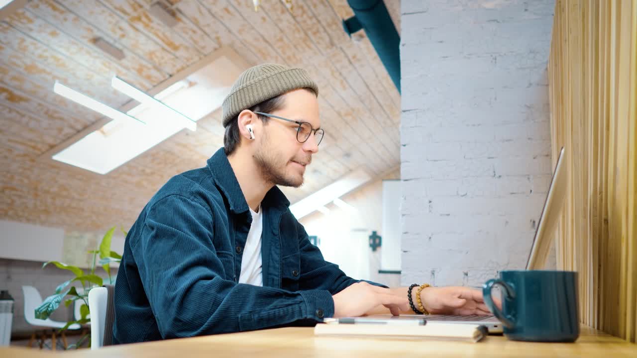 An error on the computer does not allow it to work normally. The man is angry and waving his hands