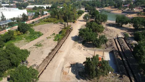 video aéreo de 4k de construcción de parque de la ciudad sin terminar