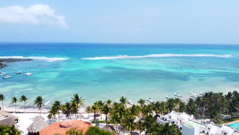 Toma-Aérea-Del-Paisaje-De-La-Playa-En-Akumal-En-La-Riviera-Maya,-México-Durante-Un-Día-Soleado