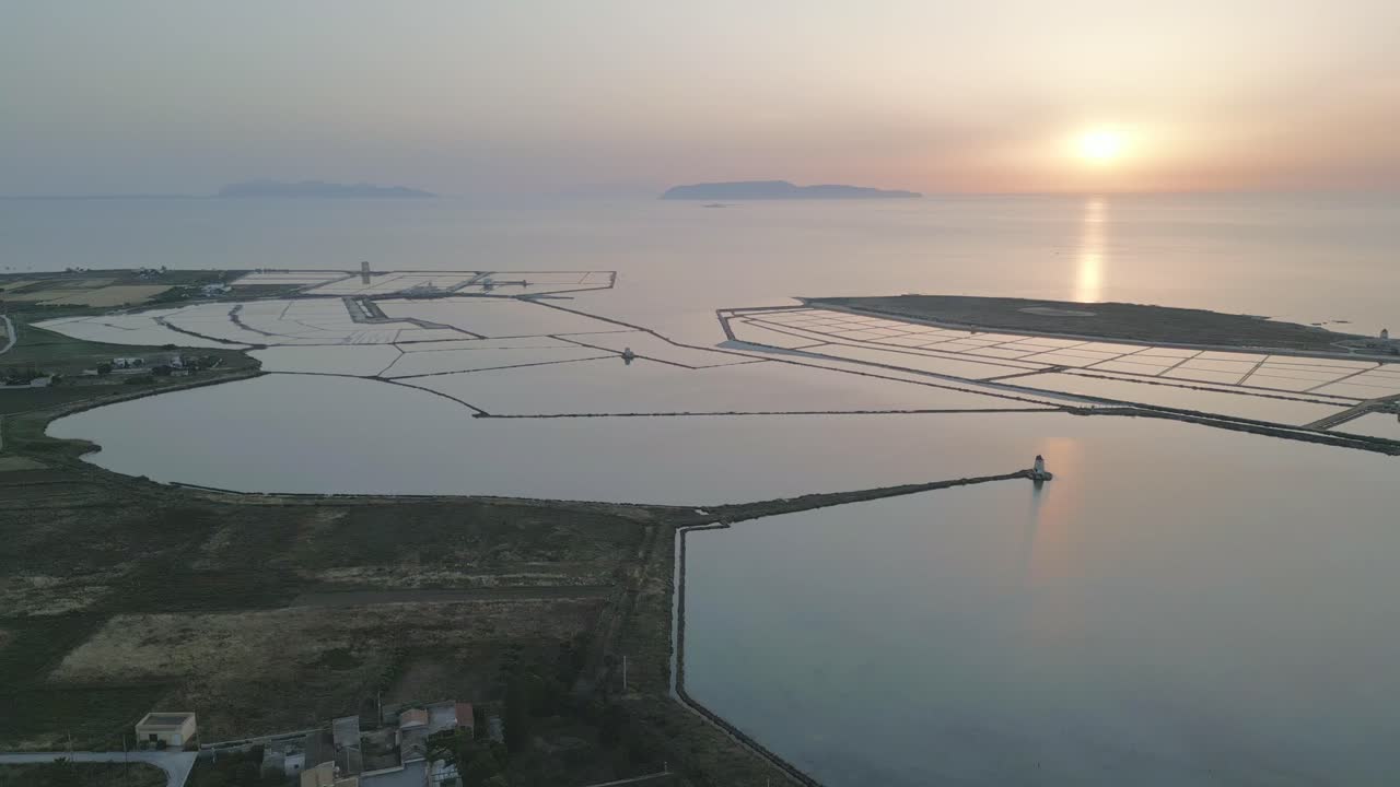 해가 지는 풍경, 물에 반사된 소금 트라파니, 이탈리아 스카이 라인