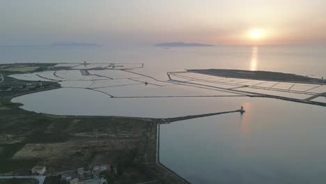 Paisaje-Aéreo-Al-Atardecer,-Trapani-Salino-Reflejado-En-El-Horizonte-De-Italia-De-Viajes-Acuáticos