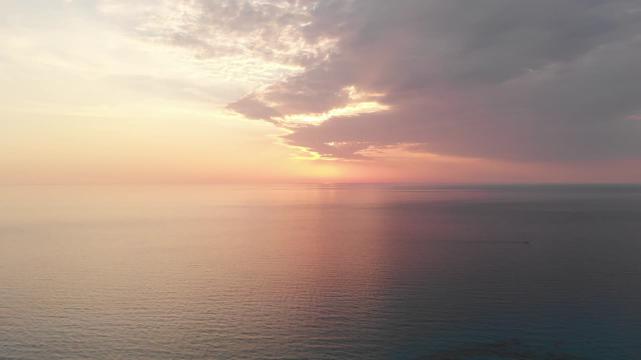 puesta de sol sobre el mar con un barco de pesca, fondo de verano