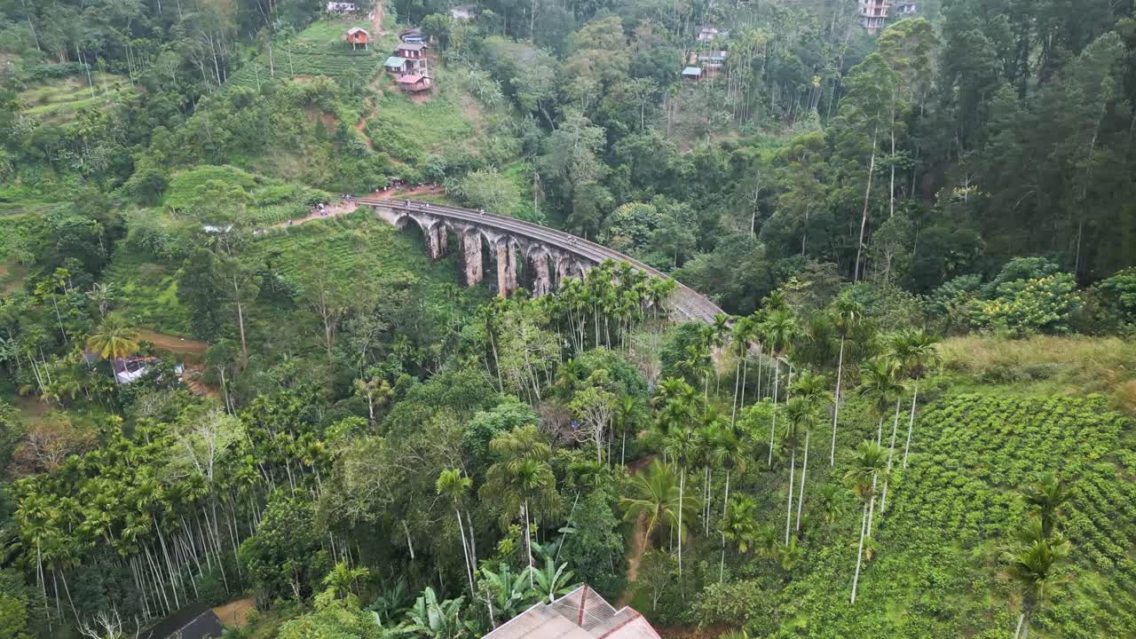 El famoso Puente de los Nueve Arcos, Sri Lanka, en un día lluvioso.
