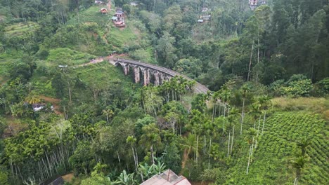 el famoso puente de nueve arcos, sri lanka en un día lluvioso