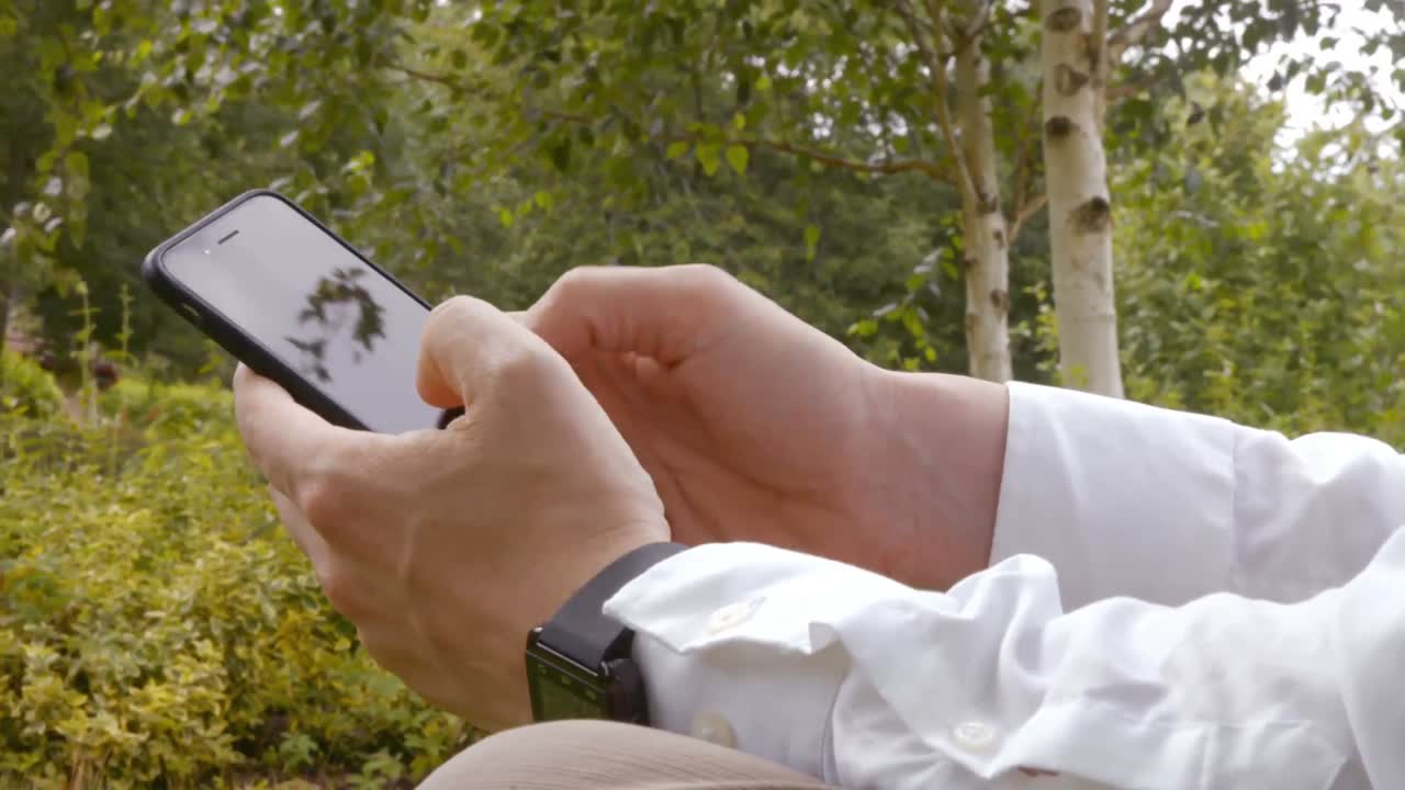 스마트 폰 을 사용하는 사람 의 클로즈업