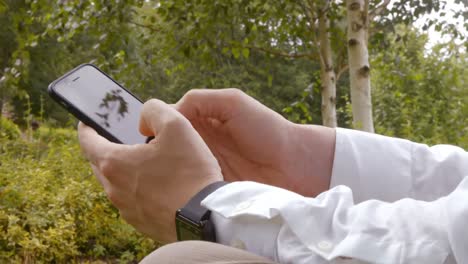 Close-up-of-man-using-a-smartphone