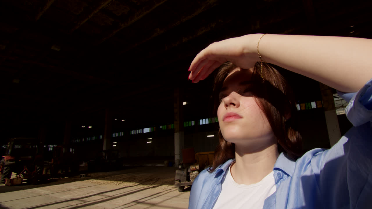 창고에 있는 여자