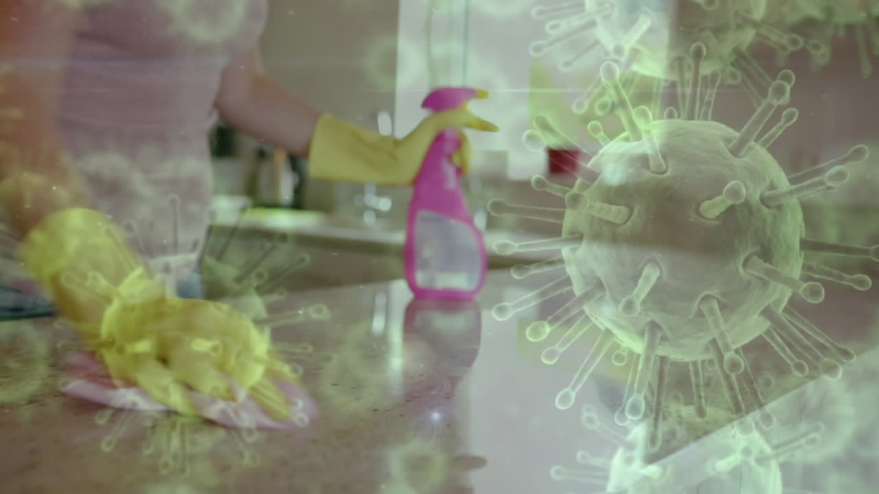 células de covid-19 que se mueven contra la mujer limpiando y usando rociadores