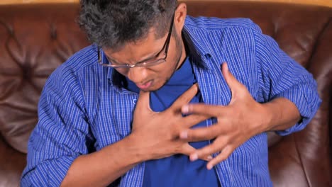 hombre que sufre de dolor en el pecho
