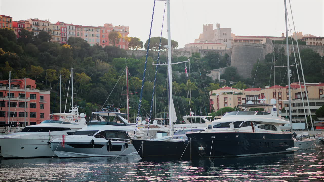 Vista delle barche ormeggiate nel porto turistico di Monaco con lo skyline della città sullo sfondo