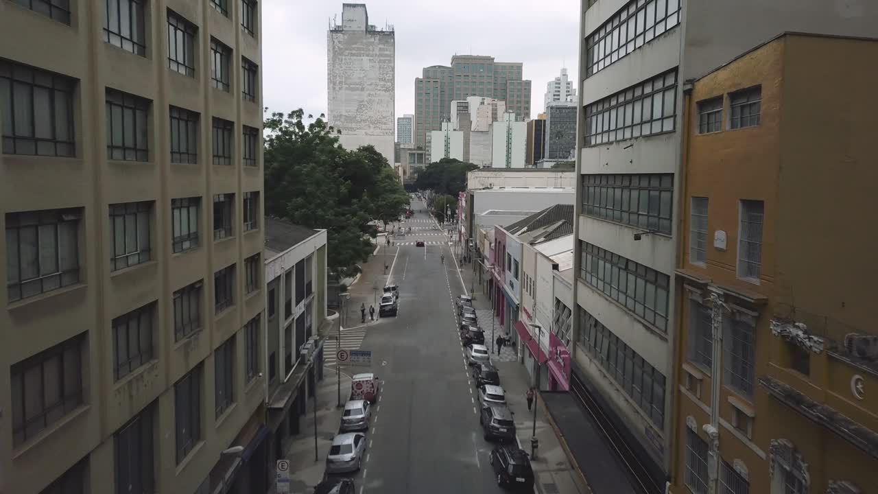 Filmato aereo tra grandi edifici e strade deserte.