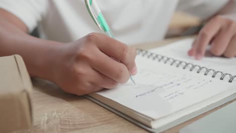 niño escribiendo en un cuaderno