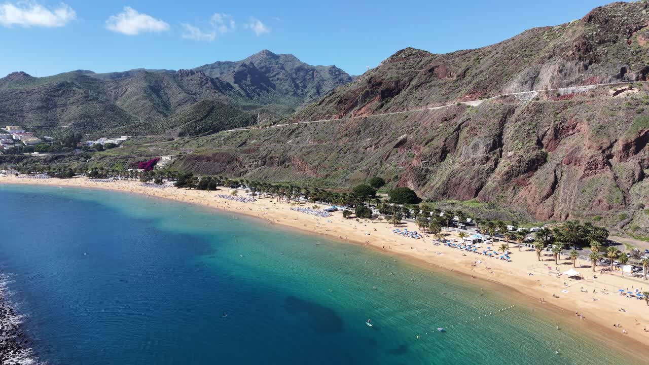 Spiaggia sabbiosa di Playa de Las Teresitas a Tenerife, Spagna, ripresa aerea in avvicinamento con drone.