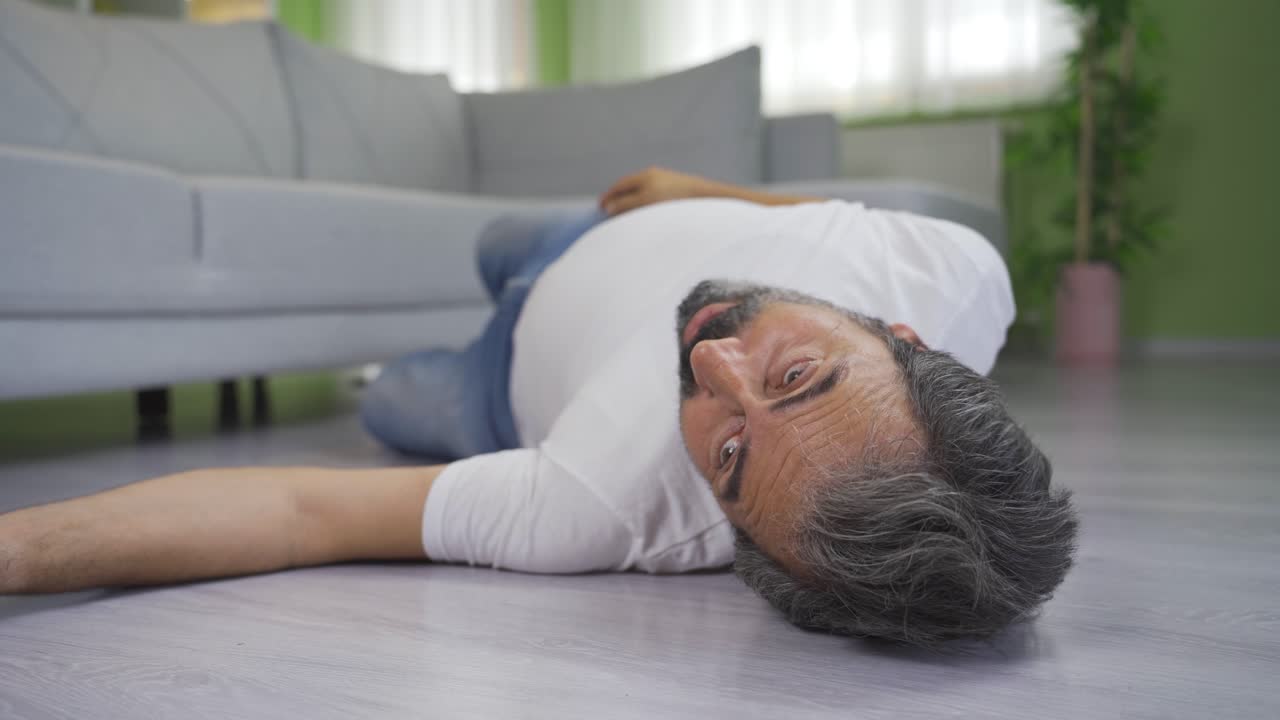 집에서 간질 발작을 일으킨 노인.