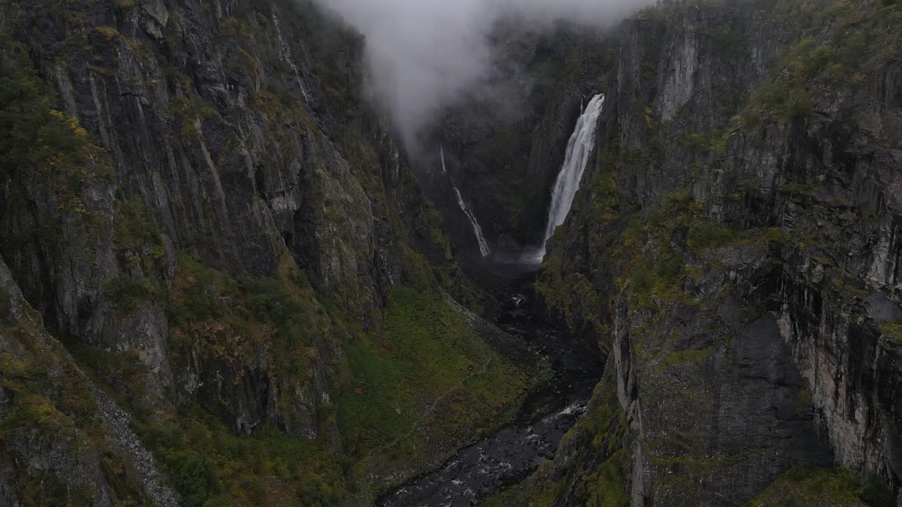 cierre de imágenes de drones de la cascada vøringfossen en el oeste de noruega en otoño