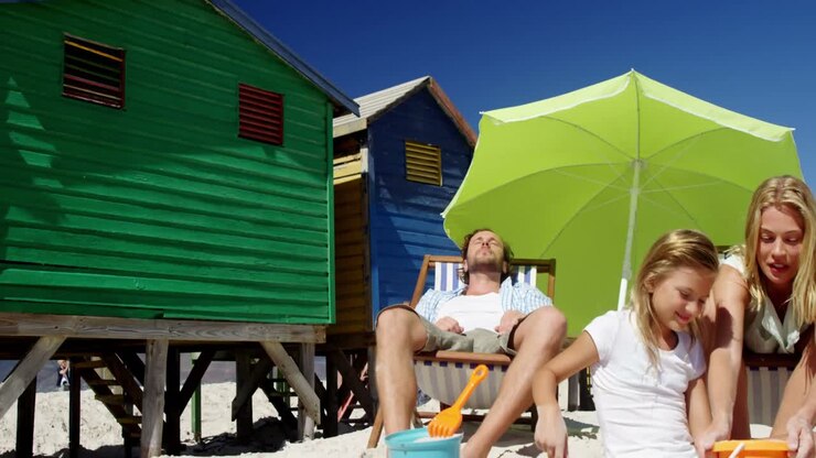 Meisje speelt met haar moeder op het strand