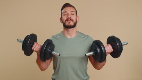 atleta joven culturista deportivo hombre haciendo ejercicio, entrenando bíceps con pesas, levantamiento de pesas
