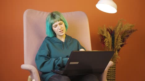 la muñeca de la joven que usa una computadora portátil duele.