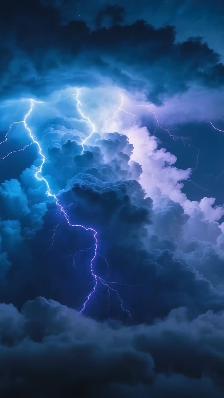 Video verticale: fulmine biforcuto che illumina le nuvole durante una tempesta notturna, rivelando viticci ramificati