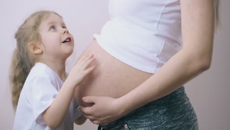 Niña-Habla-Con-Mamá-Embarazada-Sobre-El-Bebé-Tocando-El-Vientre