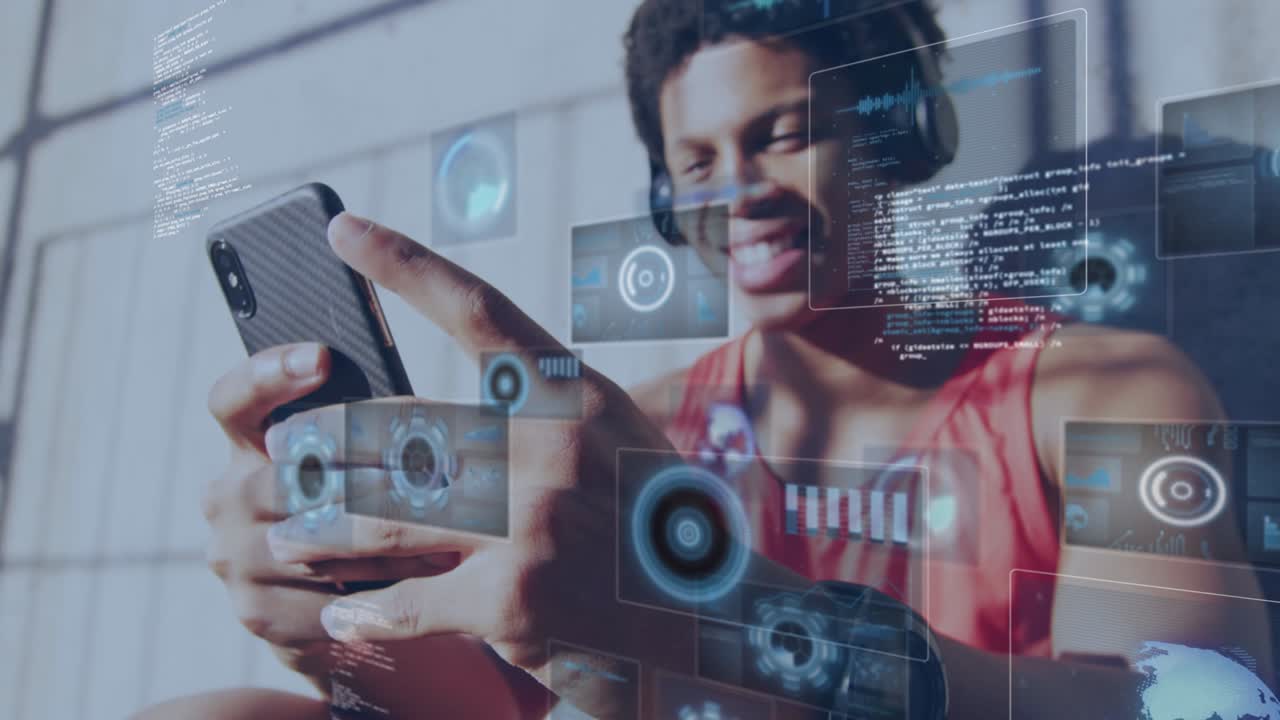 animación de pantallas digitales sobre un hombre biracial sonriente usando un teléfono inteligente