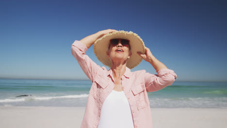 Ältere-Kaukasische-Frau-Genießt-Die-Zeit-Am-Strand-Mit-Dem-Meer-Im-Hintergrund