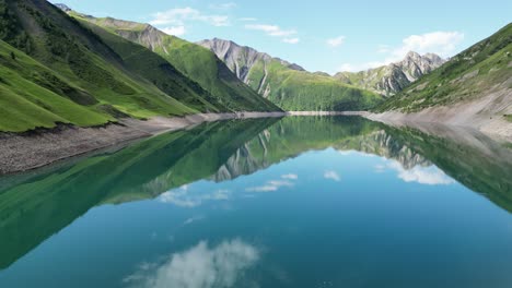 La-Gente-Se-Relaja-En-El-Lago-De-Montaña-Lac-De-Grand-Maison-En-Los-Alpes-Franceses---Dolly-Aéreo-Hacia-Adelante