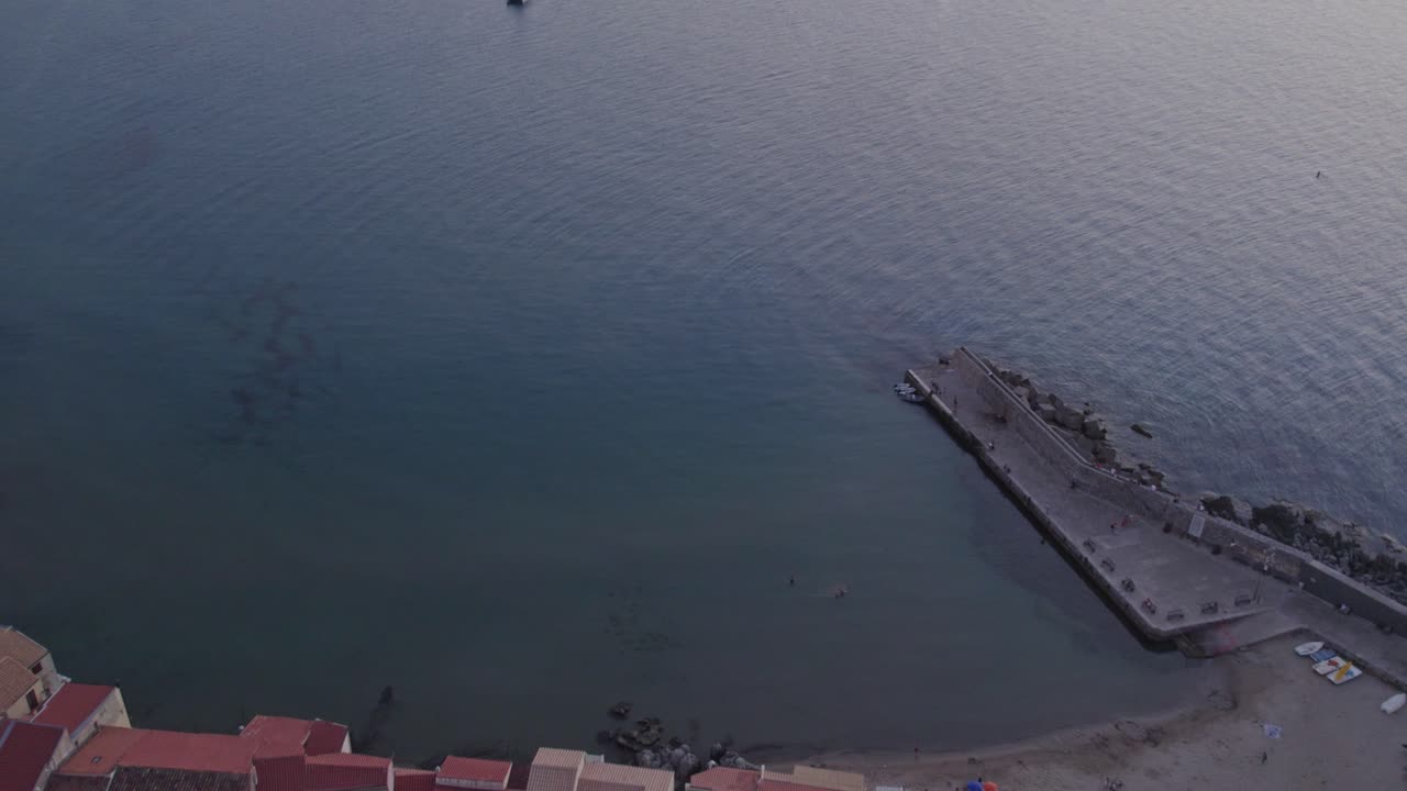 vista aérea de la ciudad medieval de cefalu durante el verano al atardecer, sicilia, italia