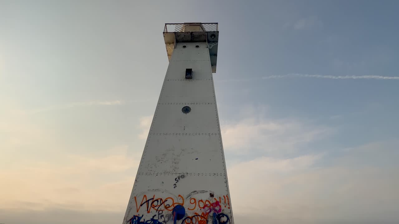 toma inclinada hacia arriba de la pequeña casa de luz en sodus point, lugar de vacaciones en nueva york en la punta de la tierra a orillas del lago ontario.