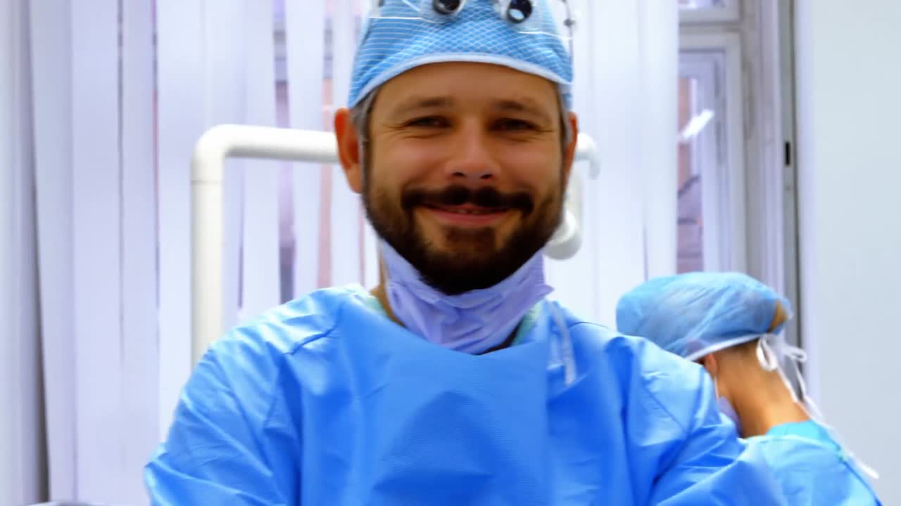 dentistas que trabajan en una clínica dental