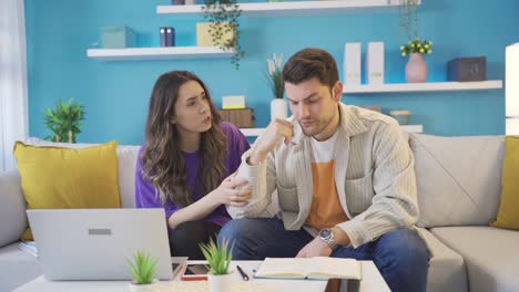 una joven reconfortando a su novio y tratando de hacerlo feliz.