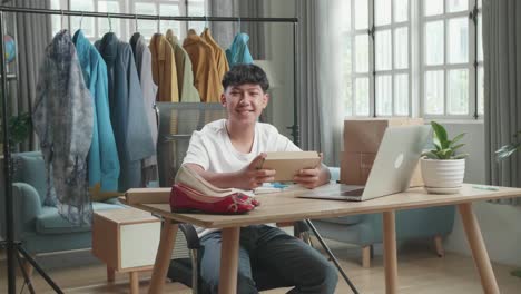 オンライン・ファッション・ビジネス: 若い起業家が製品を紹介する